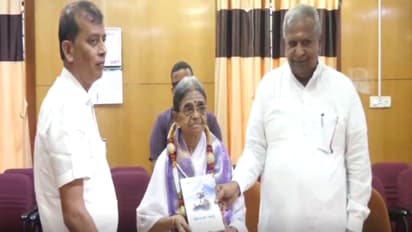 Davanagere Retired teacher Karibasamma donated Rs 10 lakh for the welfare of Indian soldiers
