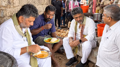 Karnataka CM DK Shivakumar Visits APMC Yeshwantpur and Had A conversation of Working Class People Ate Idli with Them