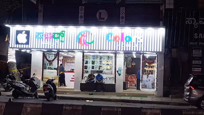 Bengaluru Fraud Scammers Use Fake UPI Payment Screenshots after buying mobile Rajajinagar Mobile Shop