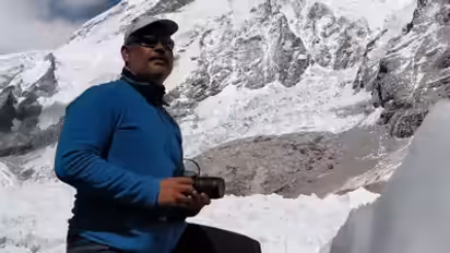 family decides to leave arun kumar tiwari body on mount everest