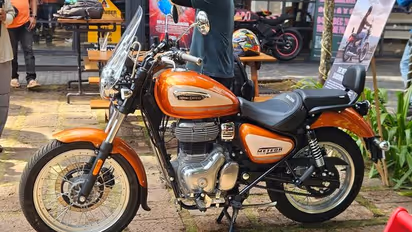Royal Enfield Meteor 350 Sundowner Orange, Pillion Rider, Royal Enfield Meteor 350