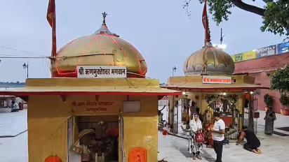 prayagraj mankameshwar temple enforces strict dress code for shravan