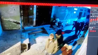 Baran news theft in Jewelery Showroom in film style the caught in cctv camera