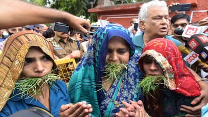 jaipur news pulwama attack martyrs soldiers widows wives continue to protest with MP Kirodi Lal Meena