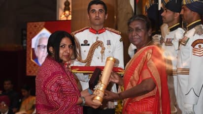 Padma Vibhushan to Balkrishna Doshi daughter recieving