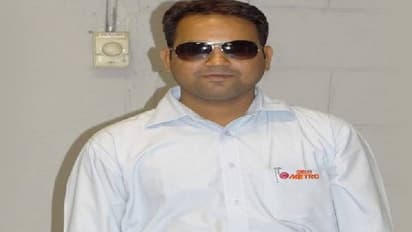 delhi metro supervisor kills wife and daughter