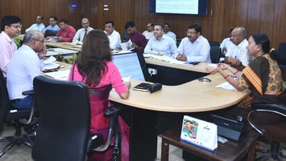 Uttarakhand-secretaey-Radha-Raturi-reviewed-preparations-for-Meri-Mati-Mera-Desh-program