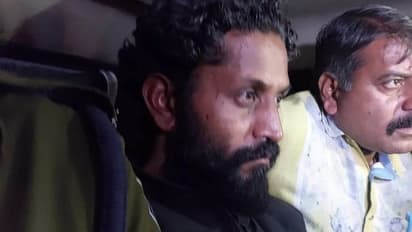 रेलवे कर्मचारी ने पत्नी और तीन बच्चों को कुल्हाड़ी से काट डाला