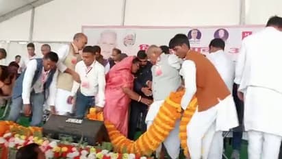 gaya news ex cm jitan ram manjhi stage broken in gareeb bachao rally 