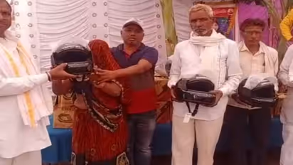 khargone news, daughter died in a road accident ,family distributes helmet on terahvi