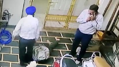 durg news asi fell at feet of truck owner and apologized after suspension in bribe case