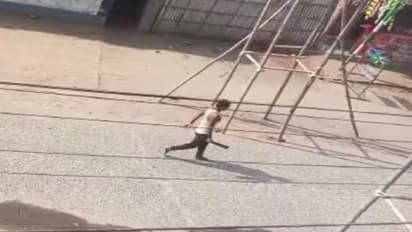Saharsa Crime news mad young man attacked with dabiya on people who on road