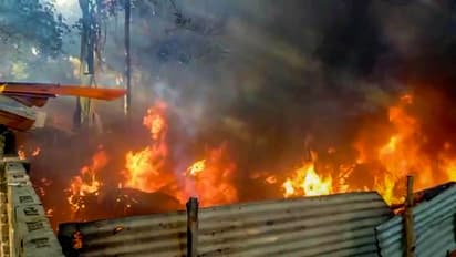 Mob sets police station on fire 