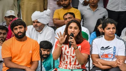 Protesting wrestlers