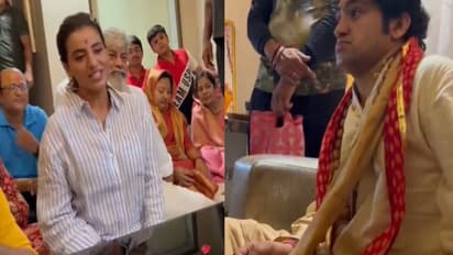 Akshara Singh met Dhirendra Krishna Shastri