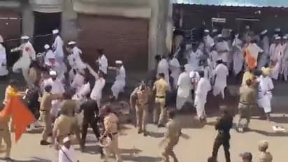 police lathicharge on warkari