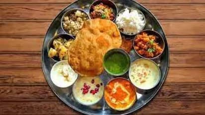 indian railways train food meals to passengers