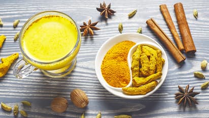 8 benefits of drinking turmeric milk every night