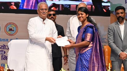 CM-bhupesh-baghel-gave-appointment-letters-to-teachers-on-teachers-day