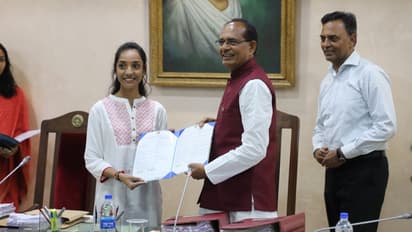 Shivraj-Singh-CHouhan-give-contract-letter-under-mukhyamantri-sikho-kamao-yojana