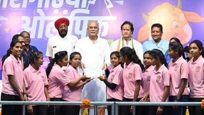 Bhupesh-Baghel-at-Chhattisgarhiya-Olympics-closing-ceremony