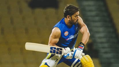 Mahendra-Singh-Dhoni-created-history-with-sixes-hat-trick