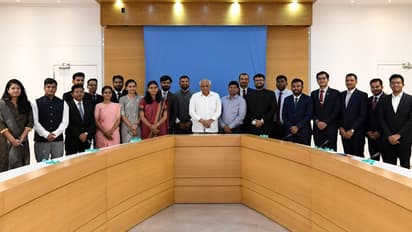 Bhupendra-Patel-meet-UPSC-candidate