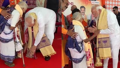 PM Narendra Modi bows down to Padma awardee Purnamasi Jani