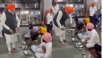 PM performs Seva at PatnaSahib Gurudwaara