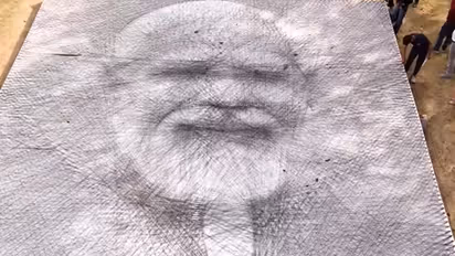PM Modi 30 feet long string portrait