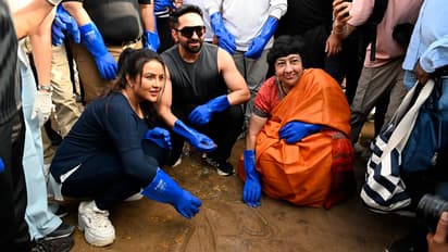 Ayushmann-Khurrana-clean-beach-after-Ganesh-Visarjan-at-Mumbai