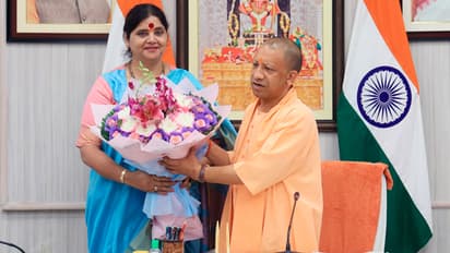 Yogi-Adityanath-meeting-of-Women-Commission