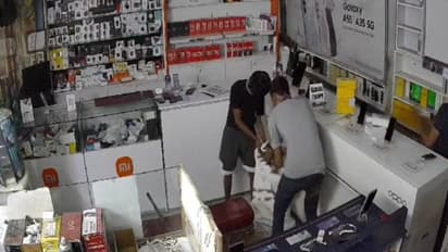 A group of thieves looted a mobile showroom in Vasant Kunj South area of Delhi