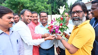 Hemant-Soren-met-delegation-of-govt-departments