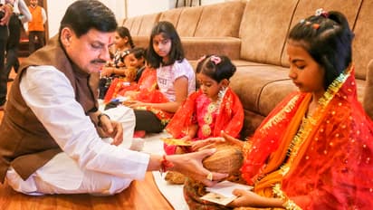 Mohan-Yadav-did-kanya-puja-on-navratri-2024-maha-navami