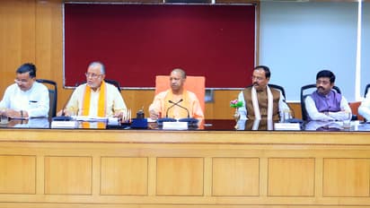 Yogi-Adityanath-meeting-to-discuss-making-state-a-trillion-economy
