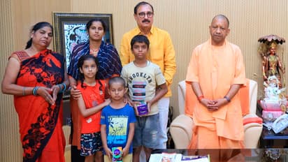 Yogi-Adityanath-meet-Mohit-Pandey-family