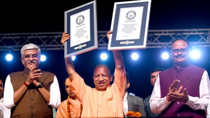 1121-Vedacharyas-performed-Aarti-together-on-Saryu-banks-and-created-a-new-record-at-Ayodhya-Deepotsav-2024