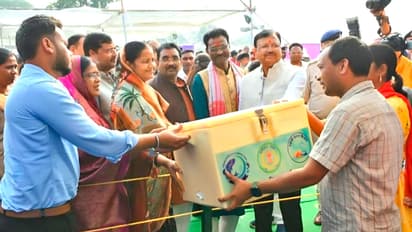 balrampur-chhattisgarh-rajyotsav-women-and-child-development-minister-laxmi-rajwade-inspected-the-exhibition-stall