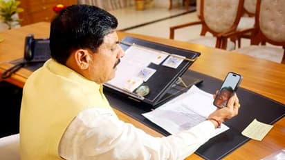 Mohan-Yadav-praises-man-for-saving-lives-of-car-accident-passengers-in-Shivpuri