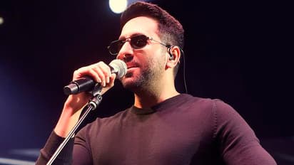 Ayushmann-Khurrana-appeal-who-fan-threw-dollars-on-stage-to-donate-it-in-charity