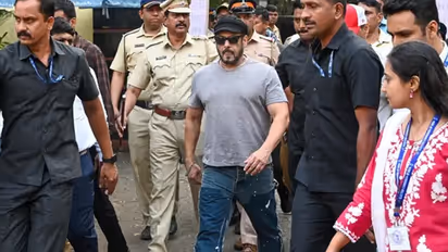 Salman Khan Cast Vote In Mumbai