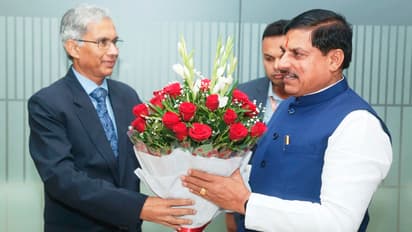 Mohan-Yadav-returned-from-UK-Germany-tour-gets-grand-welcome-at-the-State-Hangar