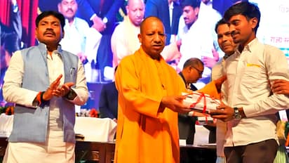 Yogi-Adityanath-honored-talents-at-Lok-Bhawan-Lucknow-on-World-Disabled-Day