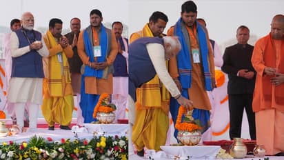 PM-Modi-in-Prayagraj-performs-the-Kumbhabhishek-of-the-Kumbh-Kalash-at-Sangam-Nose