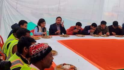 Group-dinner-with-cleanliness-friends-to-increase-participation-under-Swachh-Prayagraj-Mahakumbh-2025-campaign