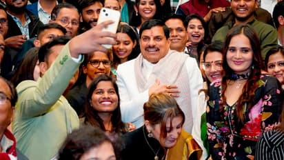 Mohan-Yadav-address-content-creators-on-swami-vivekananda-jayanti-National-Youth-Day-2025