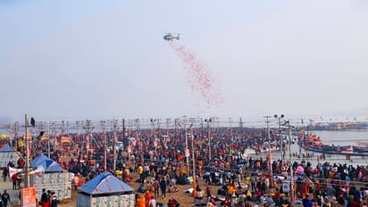 Yogi-Adityanath-government-showered-flowers-on-the-devotees-at-Prayagraj-Mahakumbh-2025