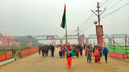 group-from-Jharkhand-with-indian-flag-reached-Prayagraj-Mahakumbh-2025-for-makar-sankranti-amrit-snan