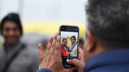 mobile-charging-facility-available-everywhere-in-Prayagraj-mahakumbh-2025-mela